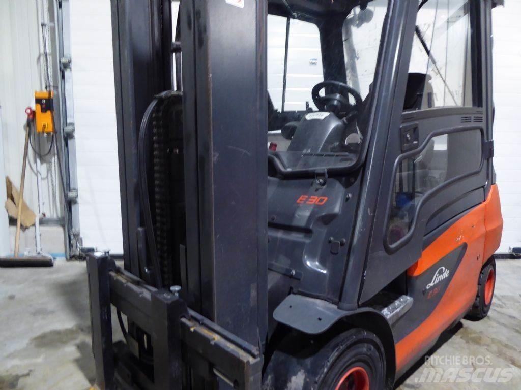 Linde E30-01 Electric Forklifts