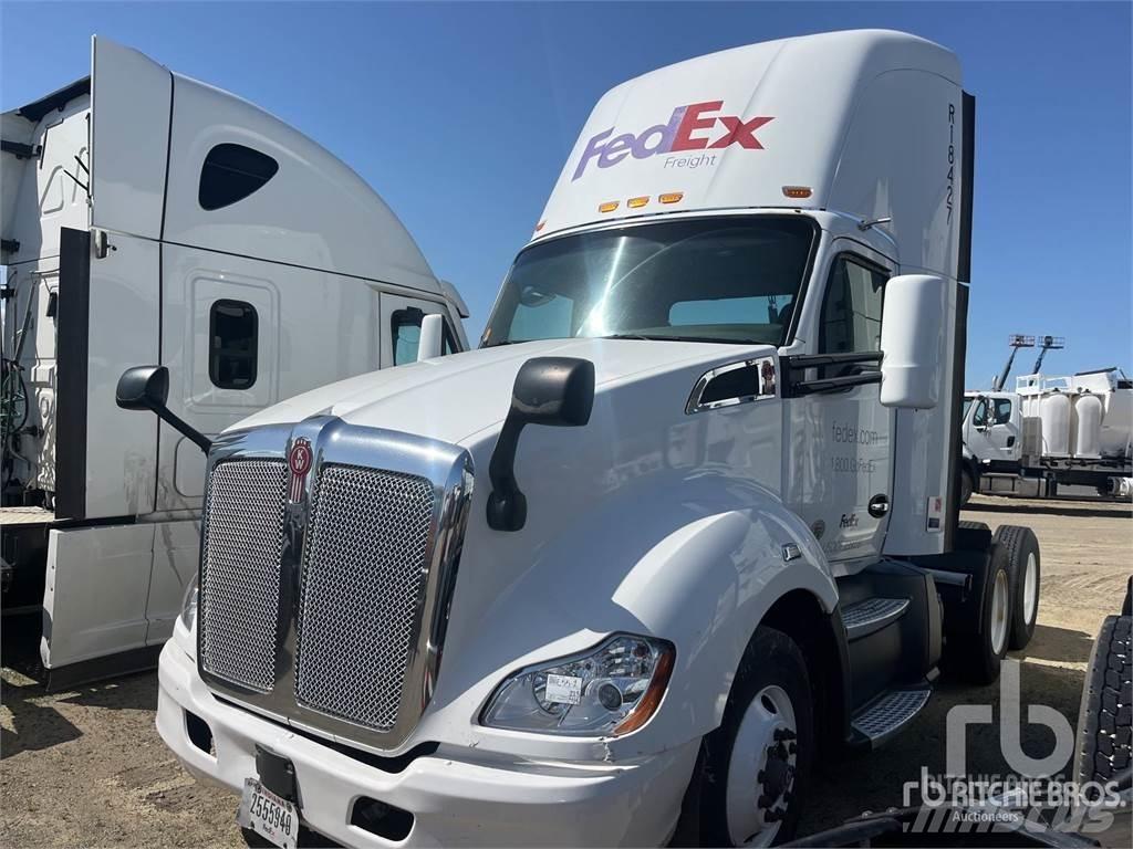 Kenworth T-680 Conventional Trucks / Tractor Trucks