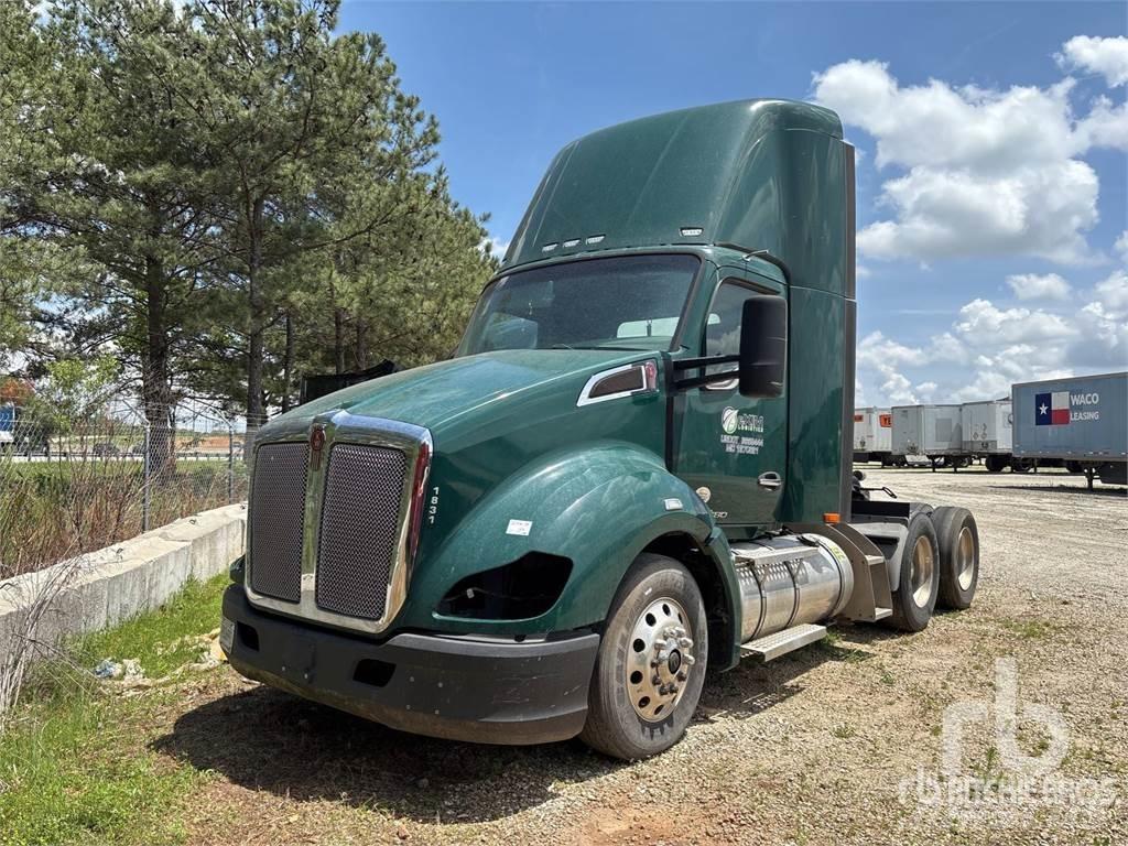 Kenworth T-680 Conventional Trucks / Tractor Trucks