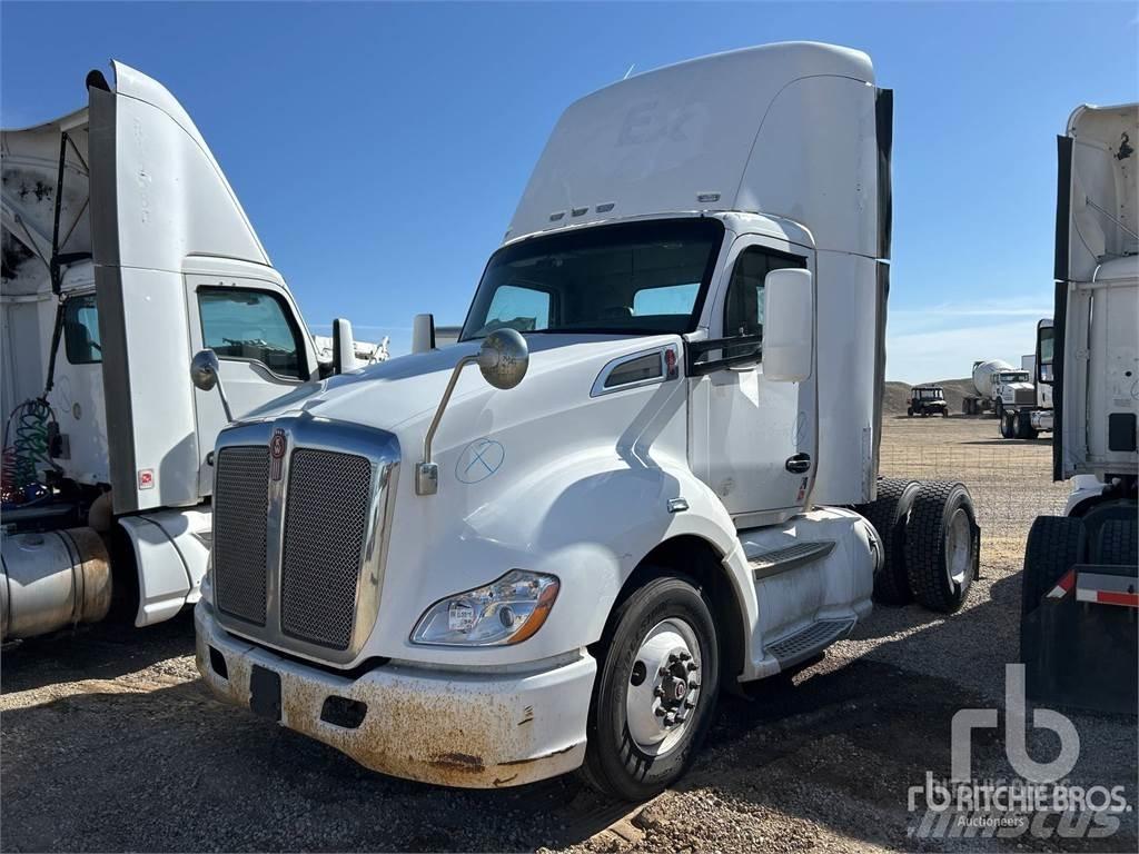 Kenworth T680 Conventional Trucks / Tractor Trucks