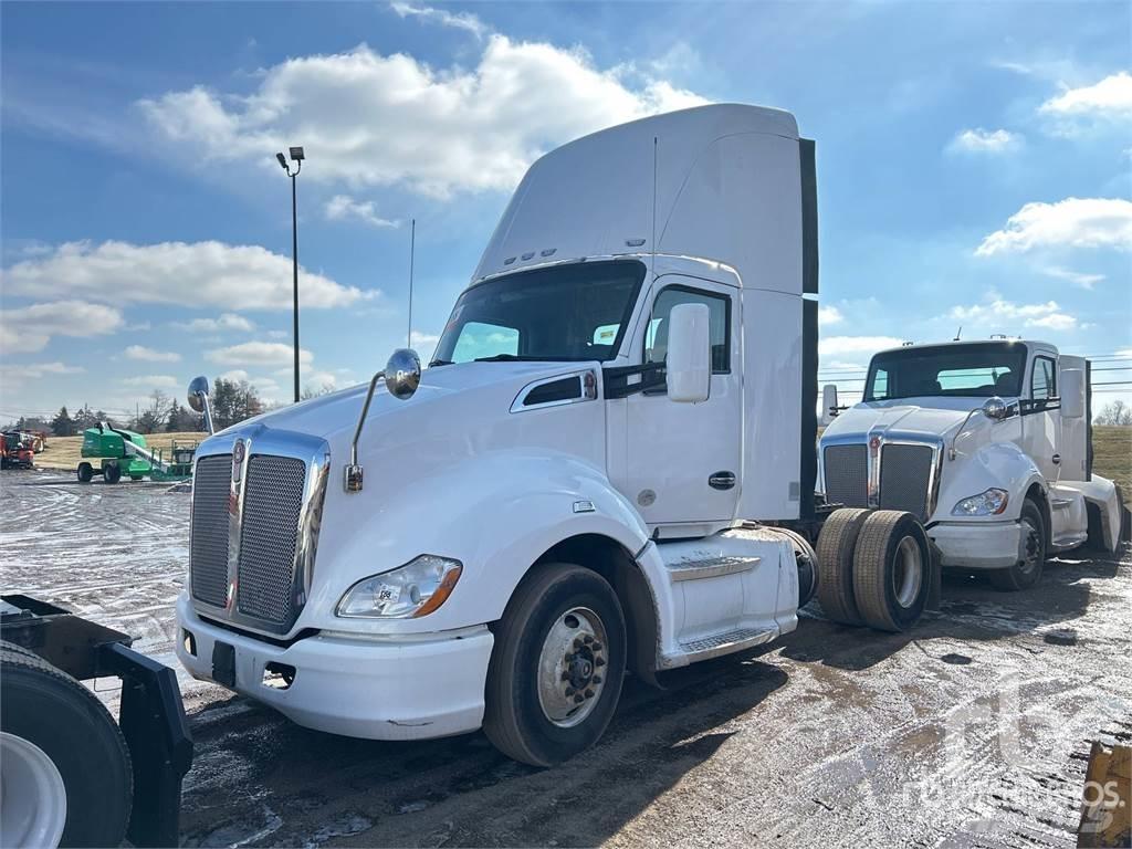 Kenworth T680 Conventional Trucks / Tractor Trucks
