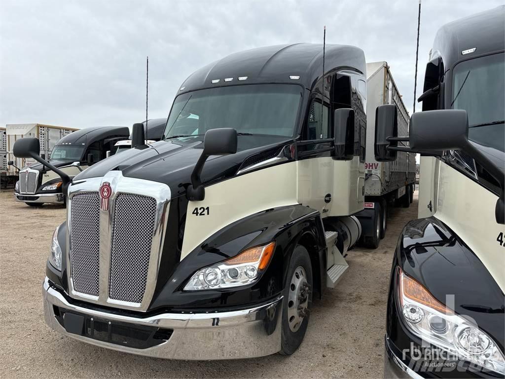 Kenworth T680 Conventional Trucks / Tractor Trucks