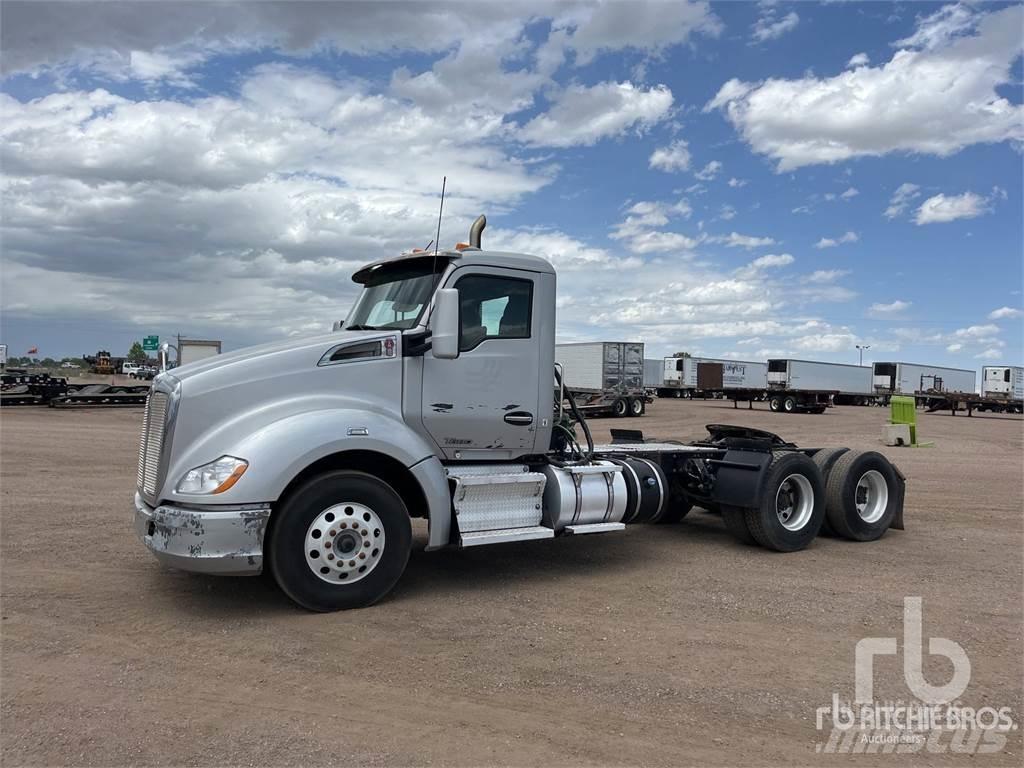 Kenworth T680 Conventional Trucks / Tractor Trucks