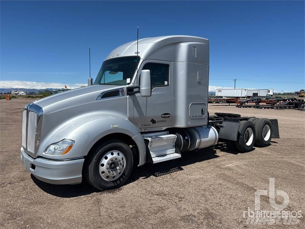 Kenworth T680 Conventional Trucks / Tractor Trucks