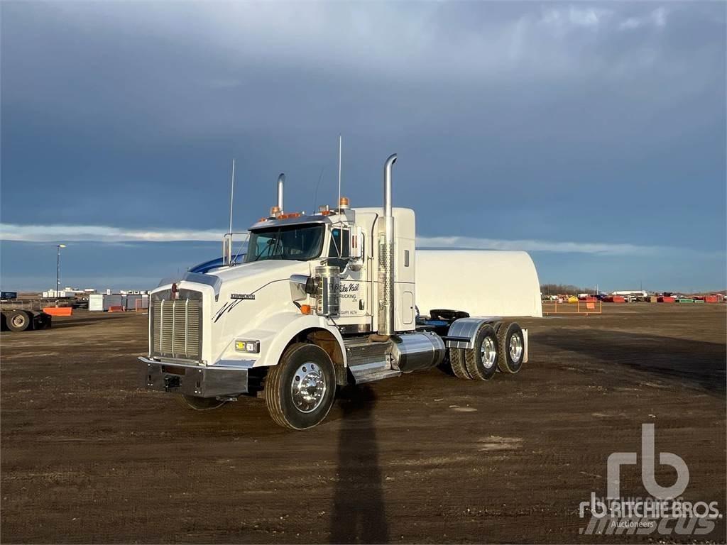 Kenworth T800 Conventional Trucks / Tractor Trucks