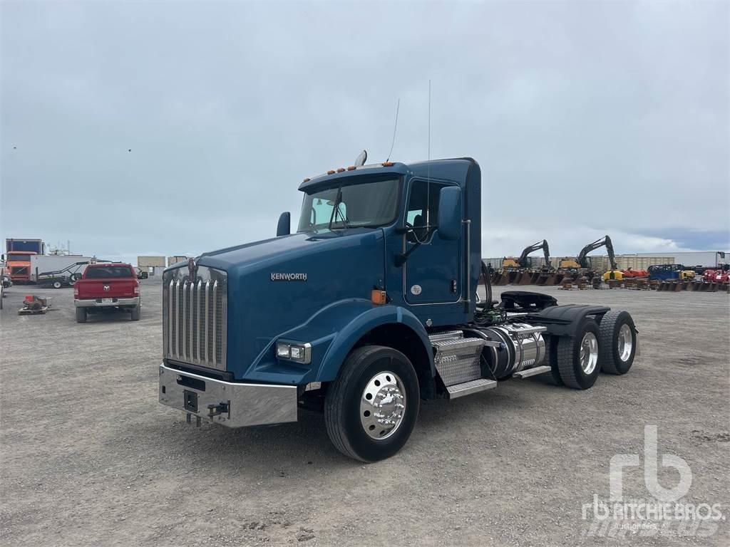 Kenworth T800 Conventional Trucks / Tractor Trucks