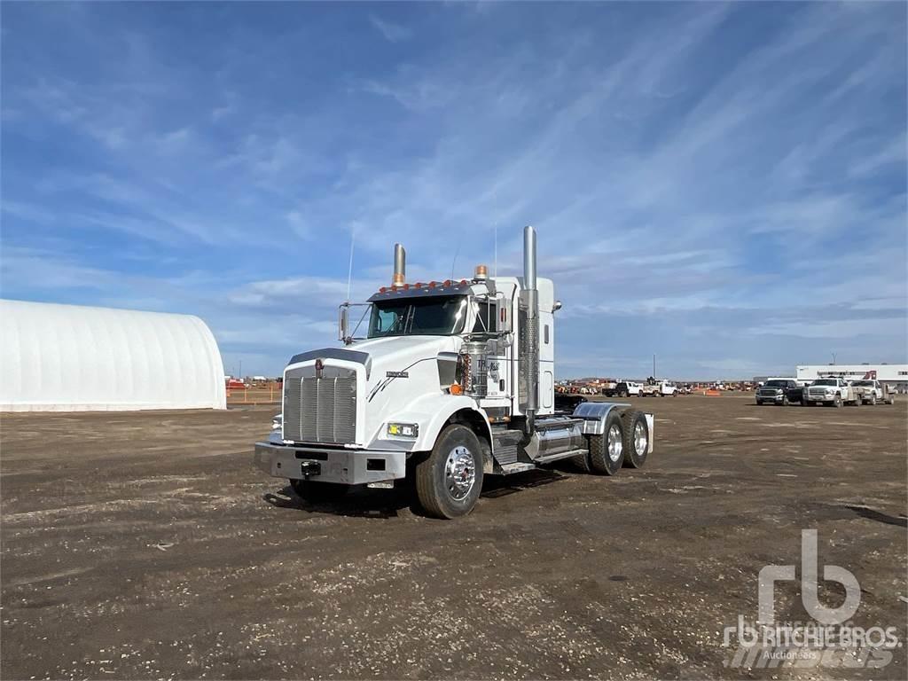 Kenworth T800B Conventional Trucks / Tractor Trucks