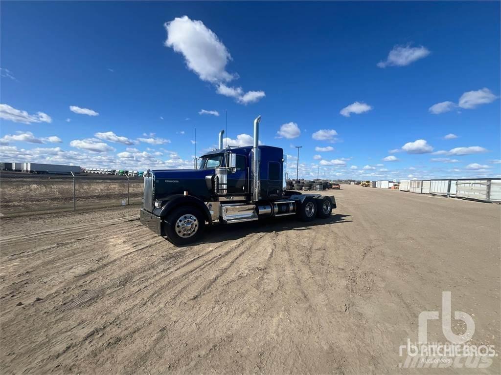 Kenworth W900 Conventional Trucks / Tractor Trucks