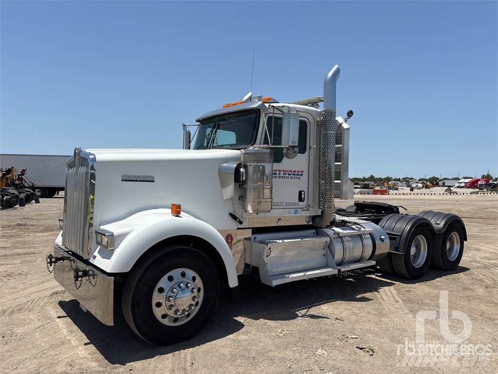 Kenworth W900 Conventional Trucks / Tractor Trucks