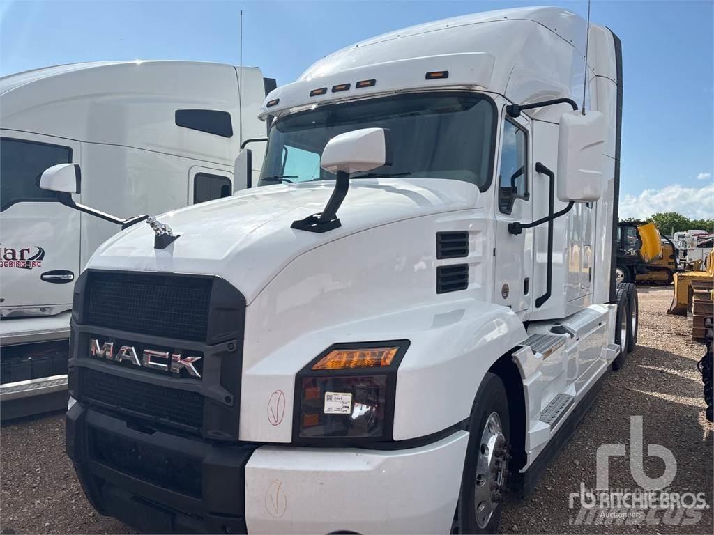 Mack AN64T Conventional Trucks / Tractor Trucks