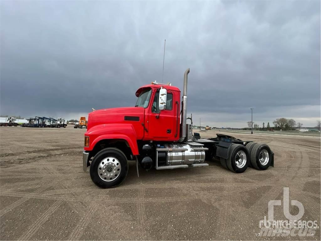 Mack PINNACLE Conventional Trucks / Tractor Trucks