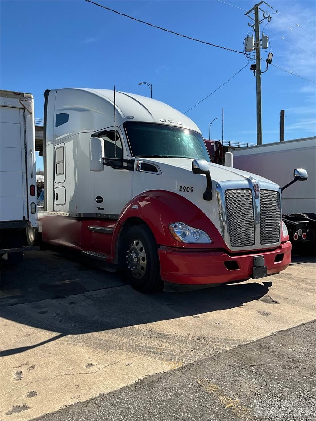 Kenworth T680 Conventional Trucks / Tractor Trucks