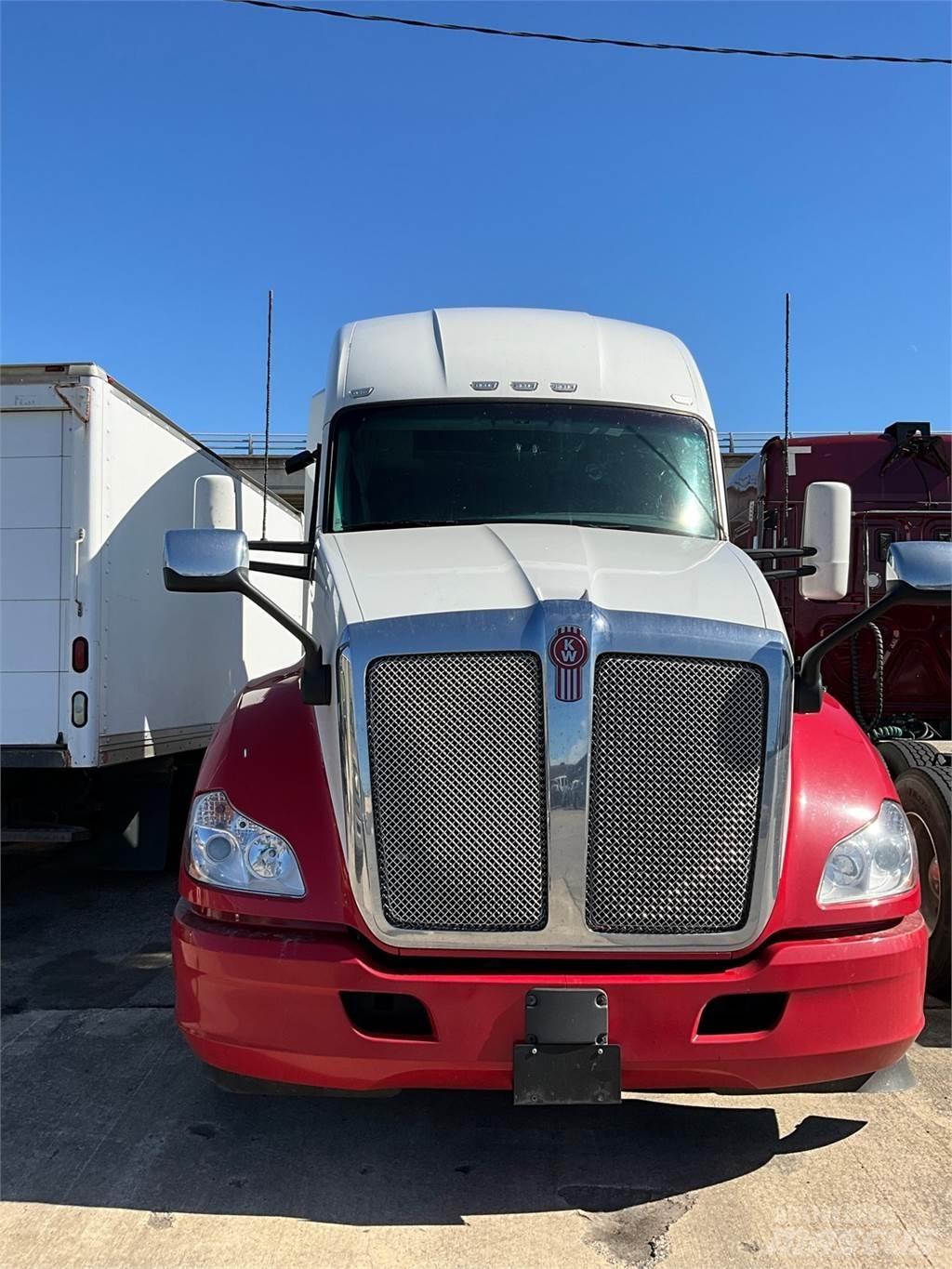 Kenworth T680 Conventional Trucks / Tractor Trucks