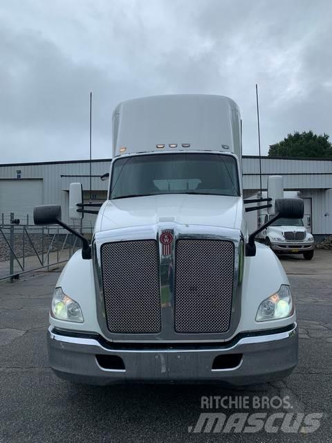 Kenworth T680 Conventional Trucks / Tractor Trucks