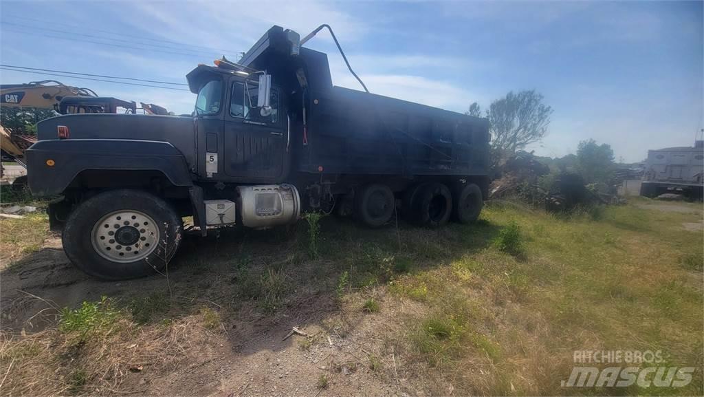 Mack RD6885 Dump Trucks