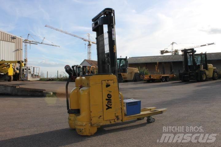 Yale MS14AC Pedestrian stacker