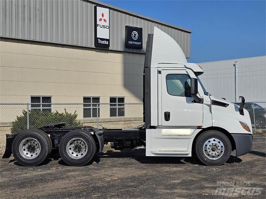 Freightliner PE116DC Conventional Trucks / Tractor Trucks