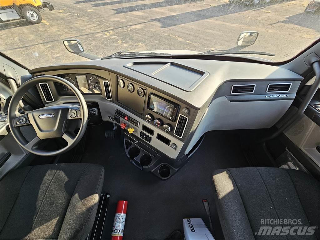 Freightliner PE116DC Conventional Trucks / Tractor Trucks