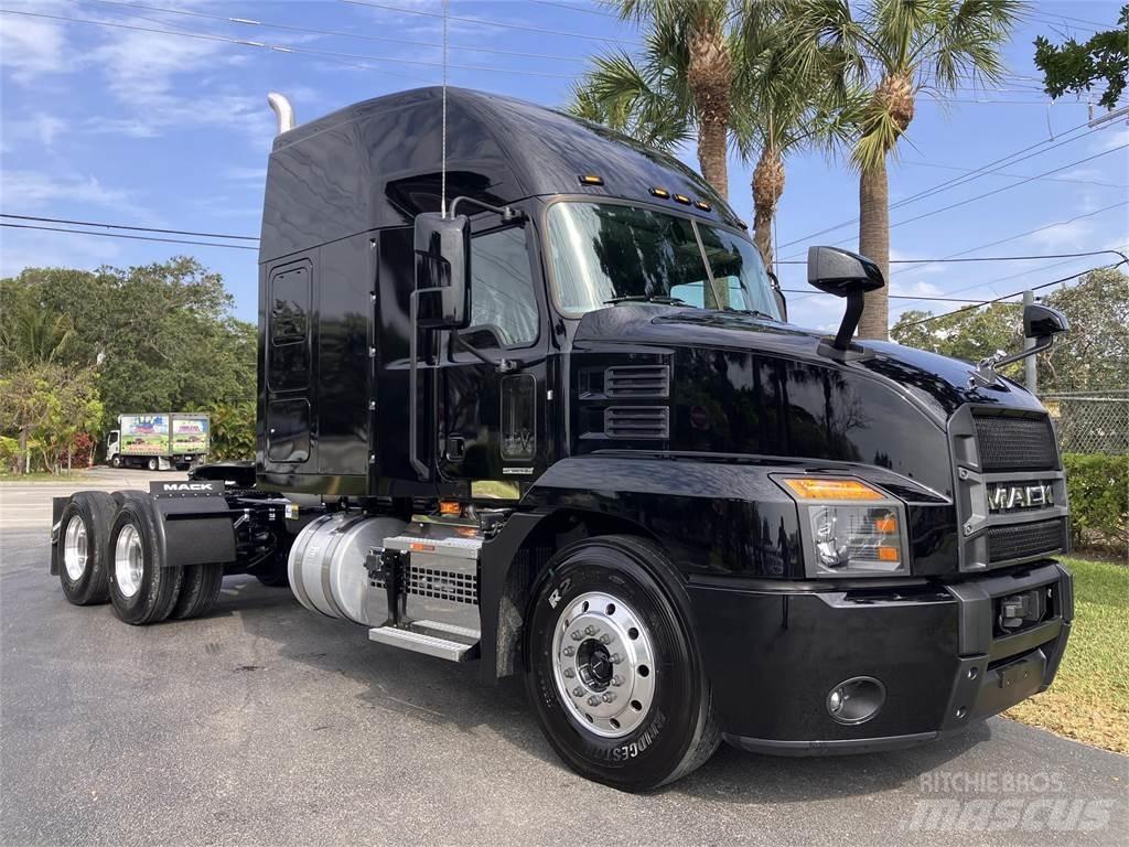 Mack AN64T Conventional Trucks / Tractor Trucks