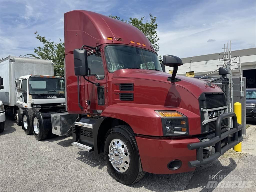 Mack AN64T Conventional Trucks / Tractor Trucks