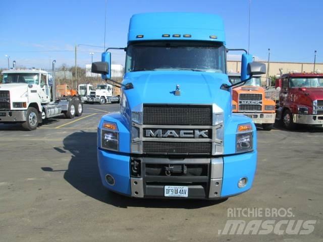 Mack AN64T Conventional Trucks / Tractor Trucks