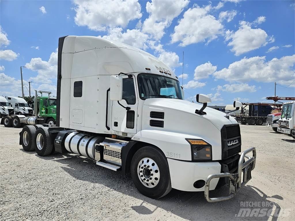 Mack AN64T Conventional Trucks / Tractor Trucks