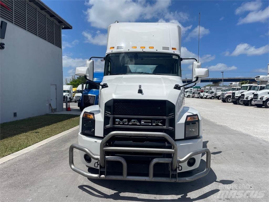 Mack AN64T Conventional Trucks / Tractor Trucks