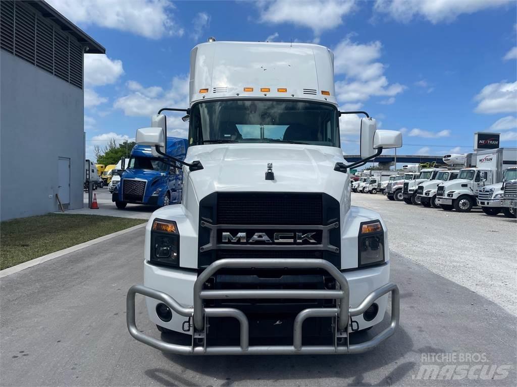 Mack AN64T Conventional Trucks / Tractor Trucks