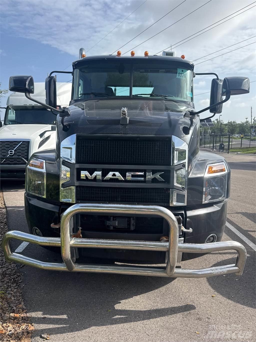 Mack AN64T Conventional Trucks / Tractor Trucks