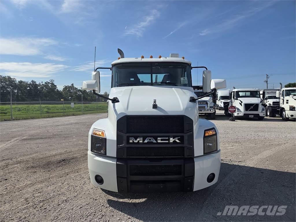 Mack AN64T Conventional Trucks / Tractor Trucks
