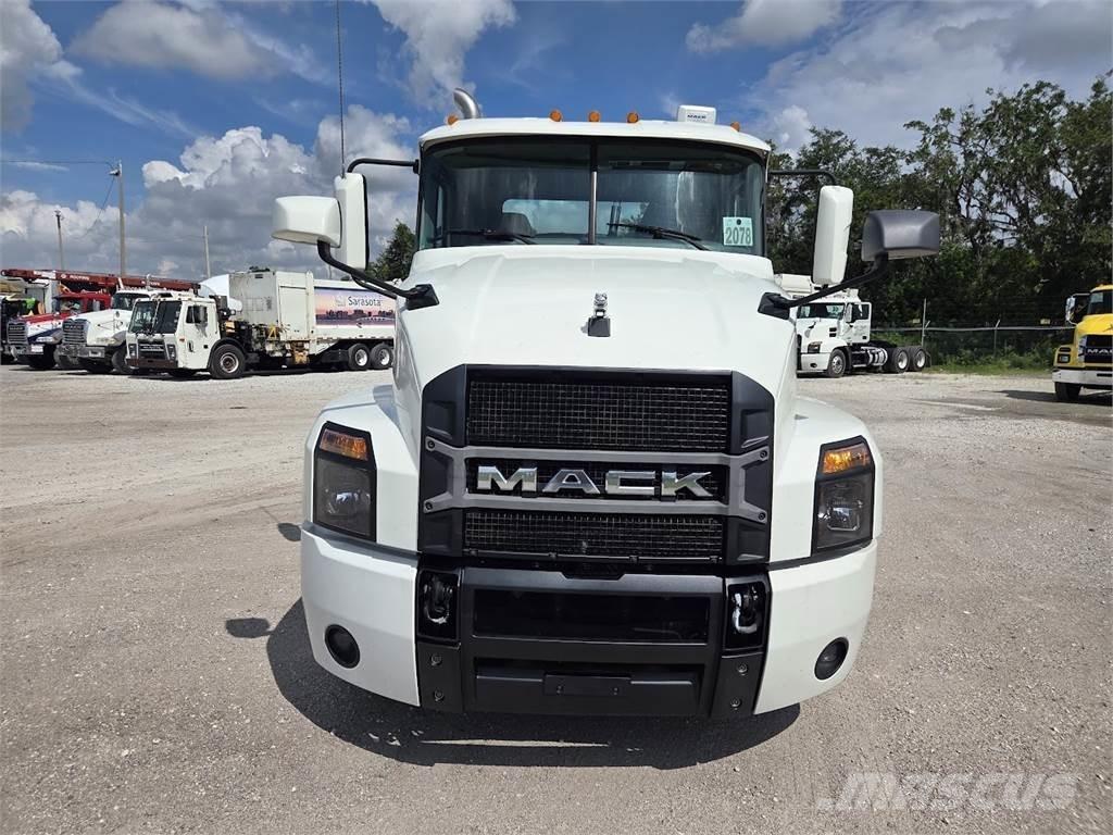 Mack AN64T Conventional Trucks / Tractor Trucks