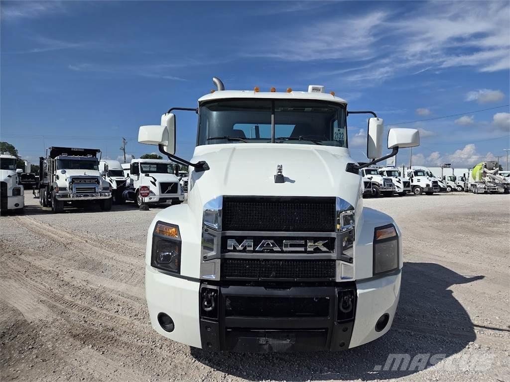 Mack AN64T Conventional Trucks / Tractor Trucks