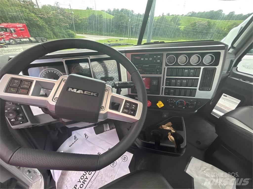 Mack GR64FT Conventional Trucks / Tractor Trucks
