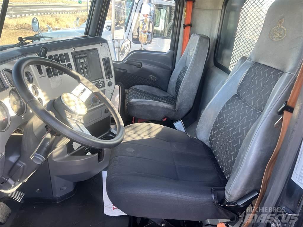 Mack GU813 Other Trucks