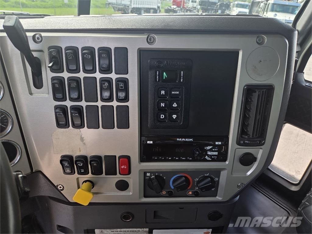 Mack GU813 Dump Trucks