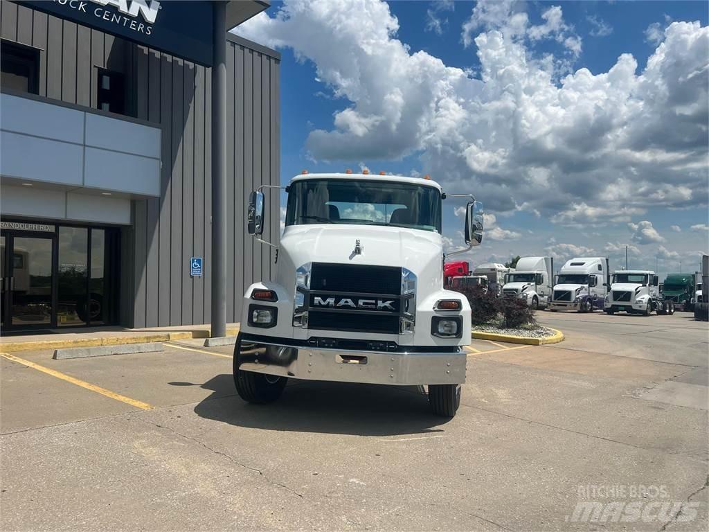 Mack MD642 Cab & Chassis Trucks
