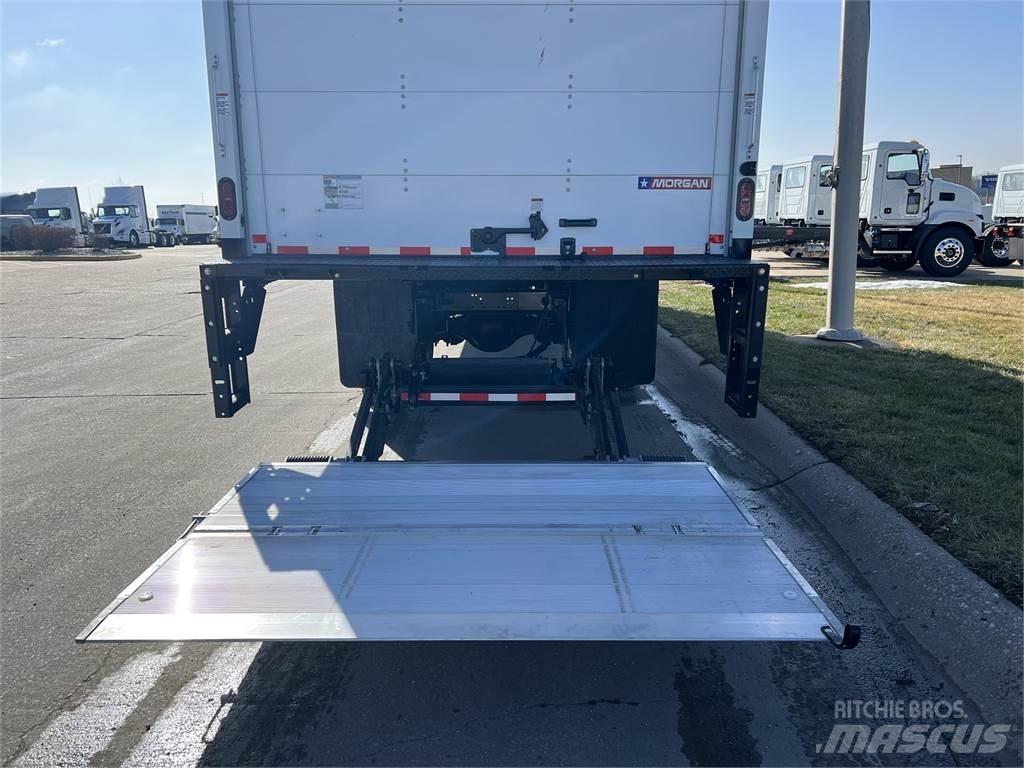 Mack MD642 Conventional Trucks / Tractor Trucks