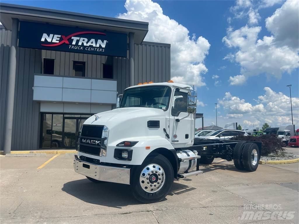 Mack MD742 Cab & Chassis Trucks