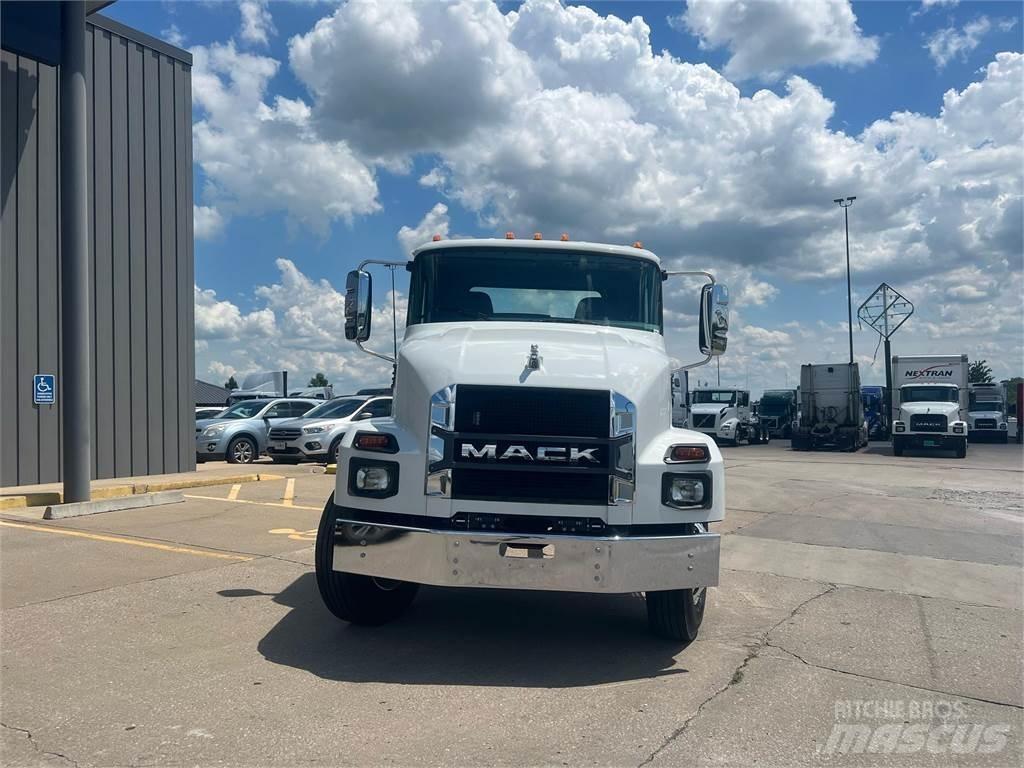 Mack MD742 Cab & Chassis Trucks