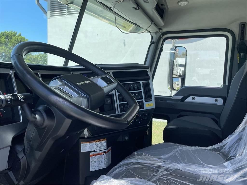 Mack PI64T Conventional Trucks / Tractor Trucks