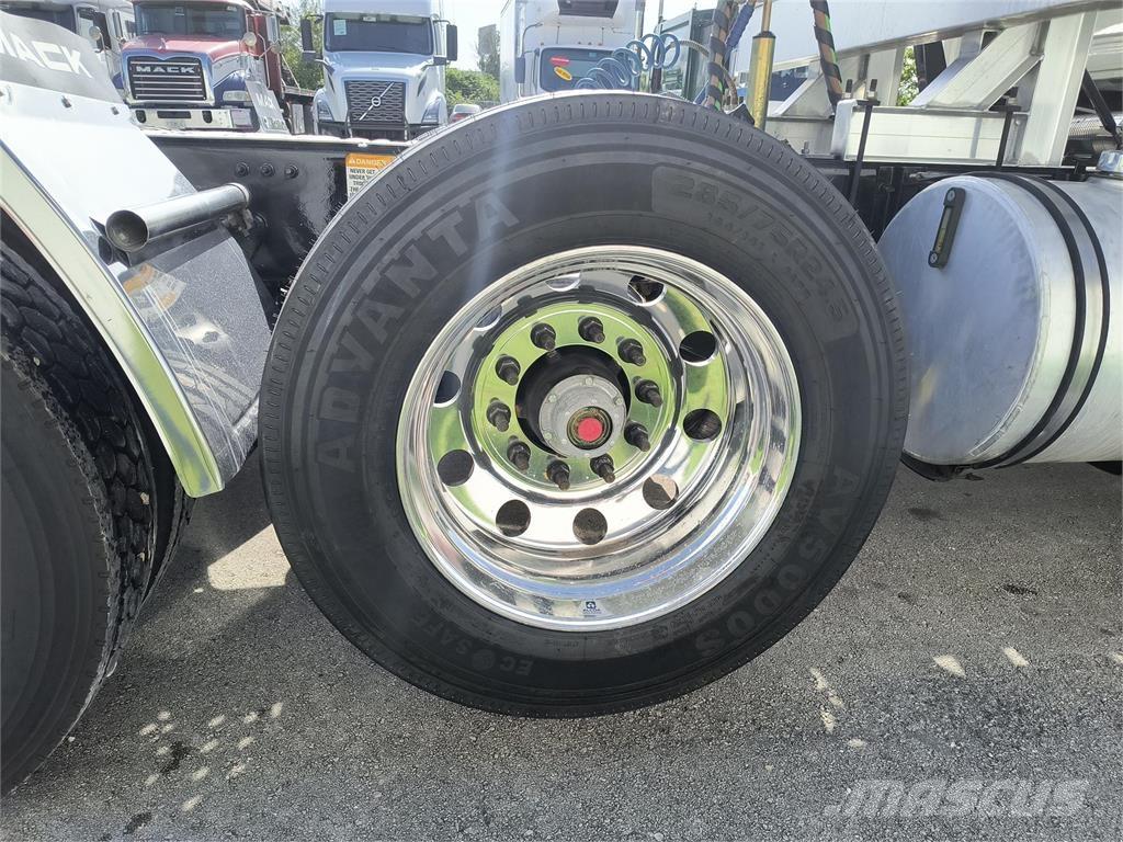 Mack PI64T Conventional Trucks / Tractor Trucks