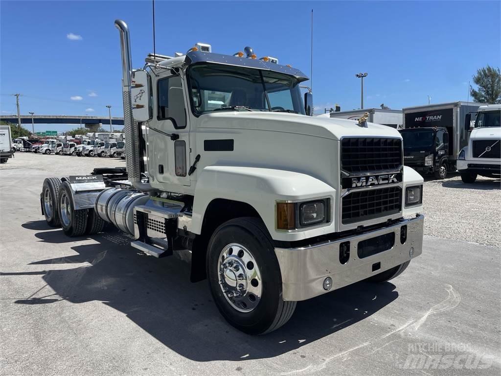 Mack PI64T Conventional Trucks / Tractor Trucks