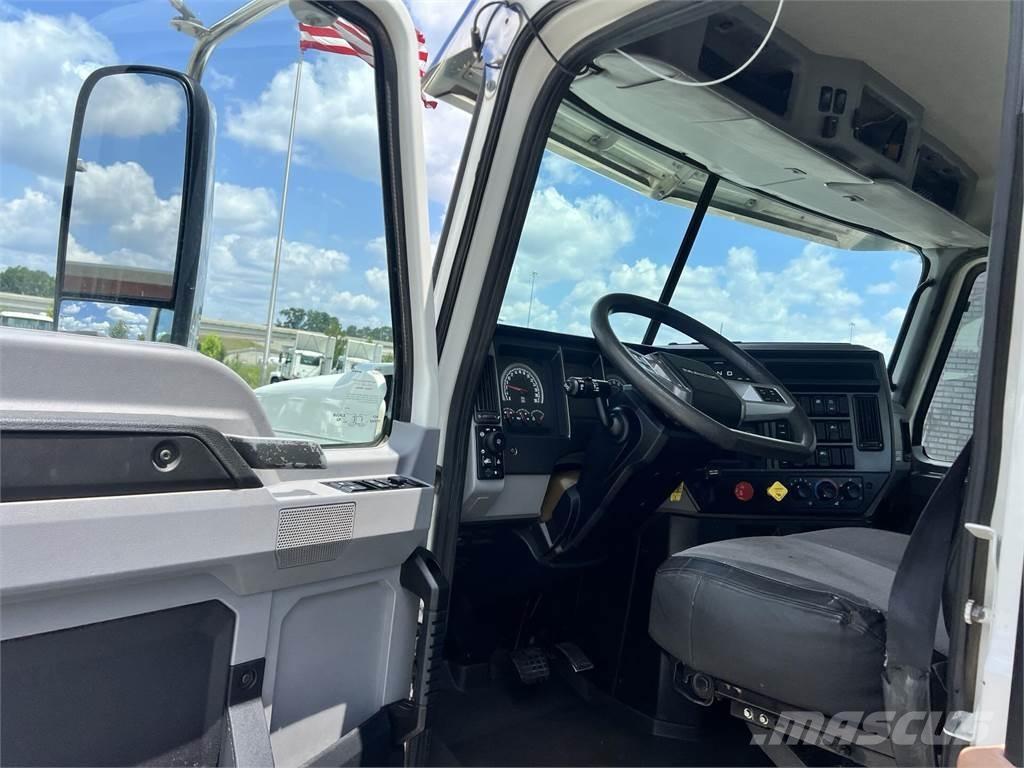 Mack PI64T Conventional Trucks / Tractor Trucks