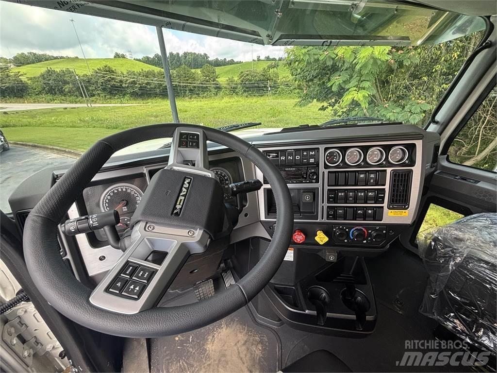 Mack PI64T Conventional Trucks / Tractor Trucks