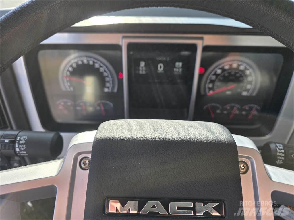 Mack PI64T Conventional Trucks / Tractor Trucks