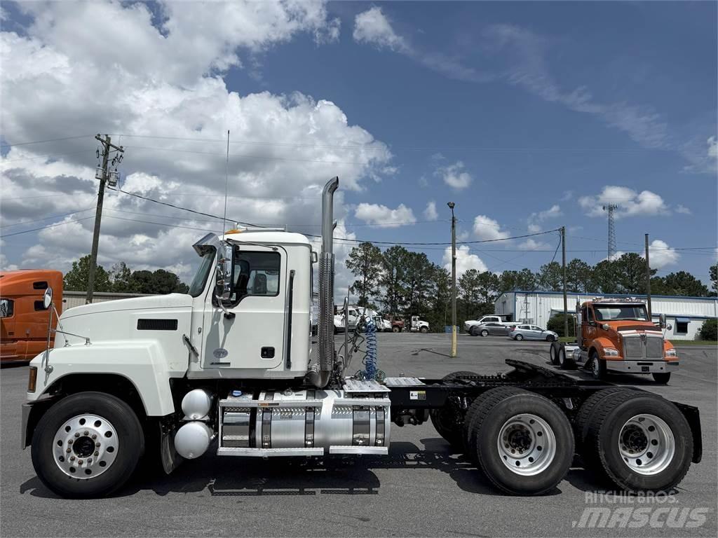 Mack PI64T Conventional Trucks / Tractor Trucks