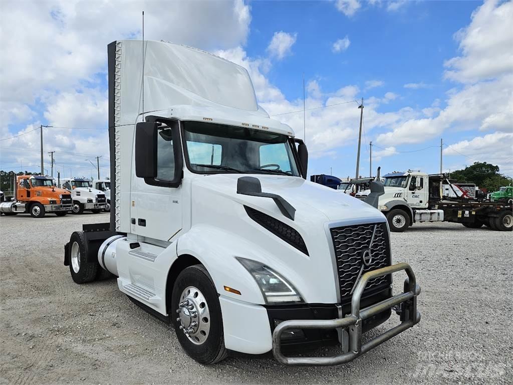 Volvo VNL42T300 Conventional Trucks / Tractor Trucks