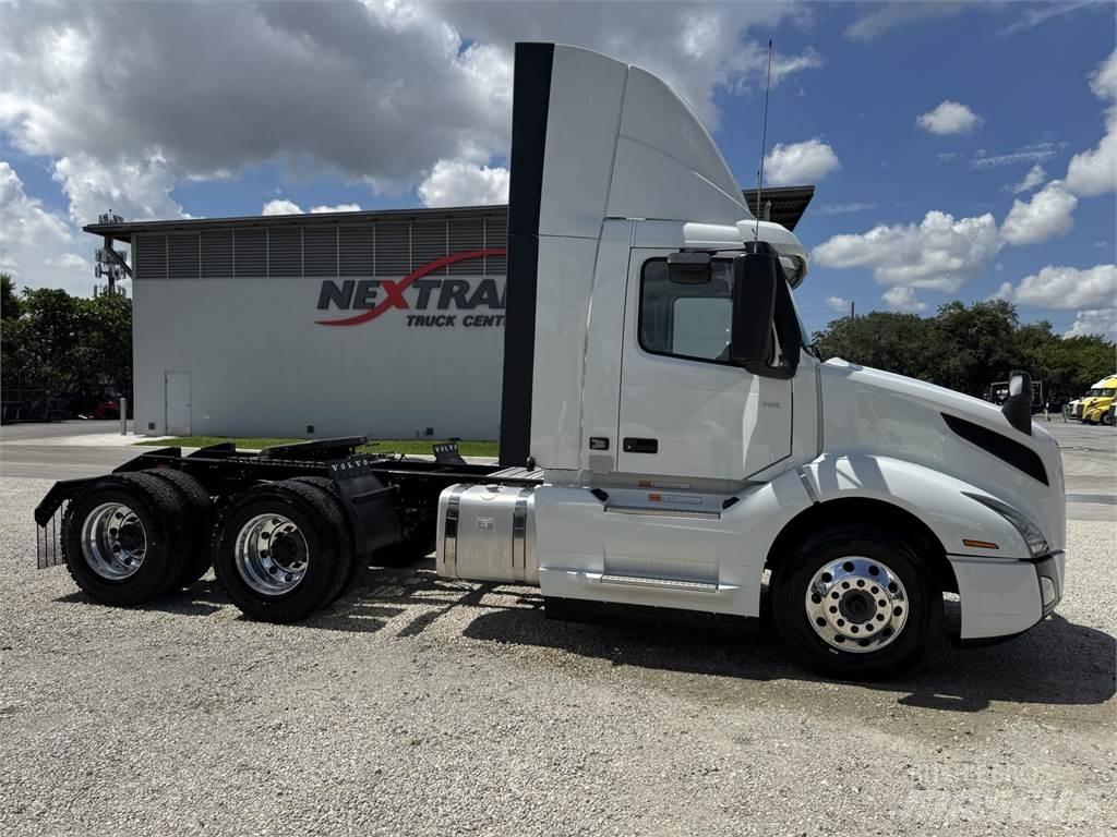 Volvo VNL64T300 Conventional Trucks / Tractor Trucks