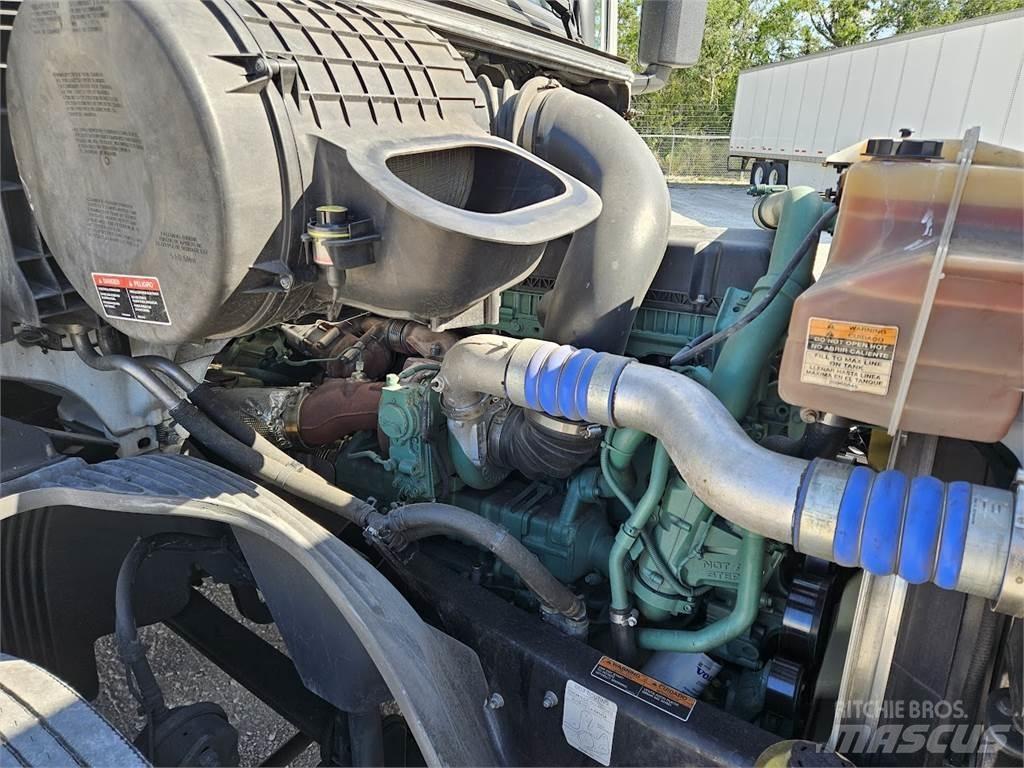 Volvo VNL64T300 Conventional Trucks / Tractor Trucks