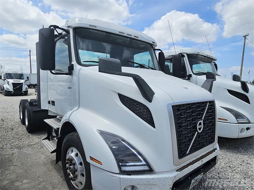 Volvo VNL64T300 Conventional Trucks / Tractor Trucks